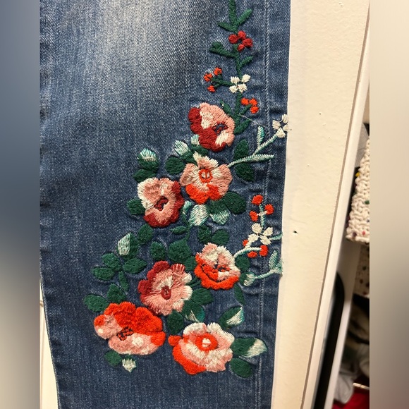 Madewell blue/red floral embroidered jeans with a flattering fit and a high rise - Picture 3 of 3